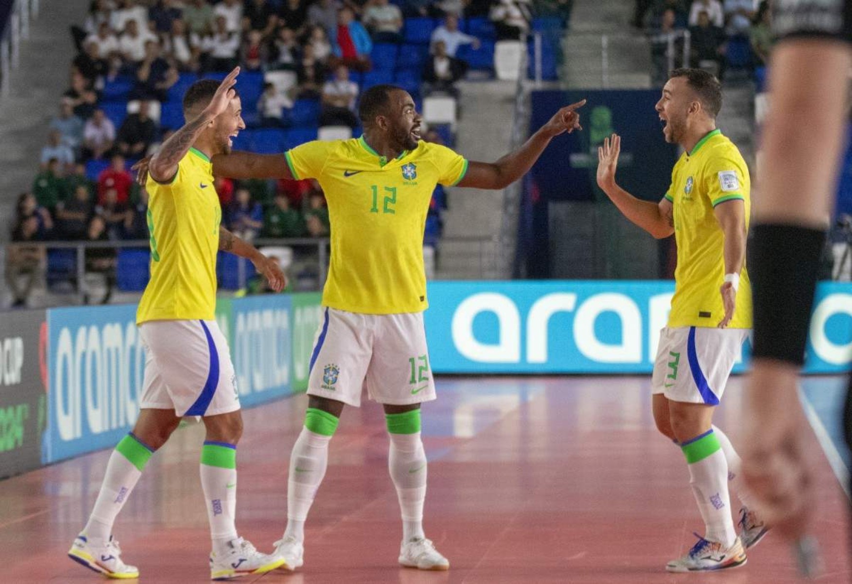 Copa do Mundo de futsal: Brasil bate Tailândia e garante 1º lugar do Grupo B