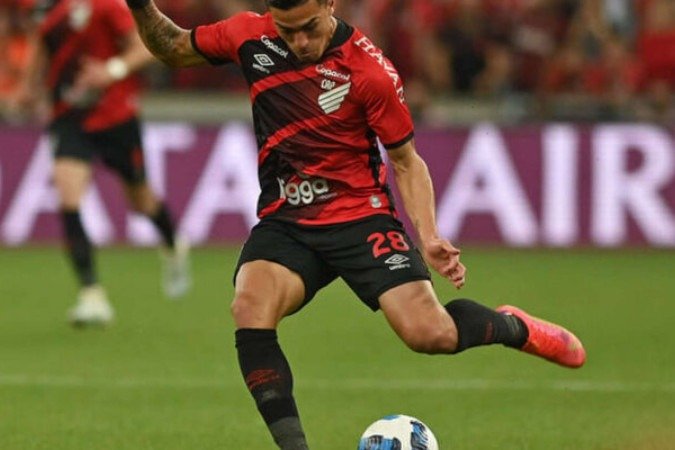 Cuello arrisca finalização de fora da área em jogo do Furacão - (crédito: Foto: José Tramontin/ Athletico-PR) Cuello arrisca finalização de fora da área em jogo do Furacão - (crédito: Foto: José Tramontin/ Athletico-PR)