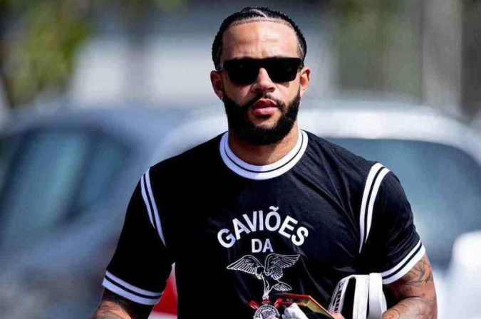 Memphis Depay levou os corintianos à loucura ao chegar na concentração trajado como torcedor -  (crédito: Rodrigo Coca/Ag. Corinthians)