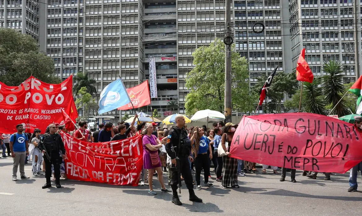 Ocupação da Uerj: Justiça autoriza uso da força policial e multa - (crédito: Agência Brasil) Ocupação da Uerj: Justiça autoriza uso da força policial e multa - (crédito: Agência Brasil)