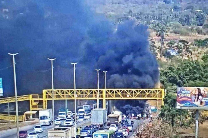 A pista foi bloqueada, mas segundo a PMDF houve liberação do fluxo por volta das 10h10 - (crédito: Divulgação/DER-DF) A pista foi bloqueada, mas segundo a PMDF houve liberação do fluxo por volta das 10h10 - (crédito: Divulgação/DER-DF)
