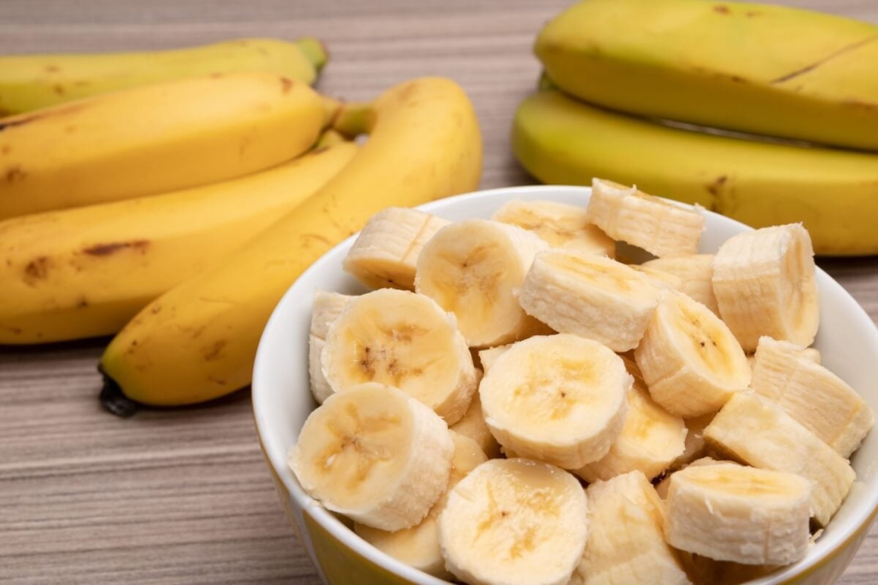 A banana é saborosa e traz diversos benefícios para a saúde física e mental (Imagem: ImagensstockBR | Shutterstock) -  (crédito: EdiCase)