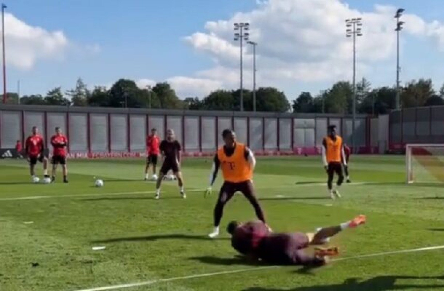 Müller leva tombo em treino do Bayern, e vídeo com reações de companheiros viraliza