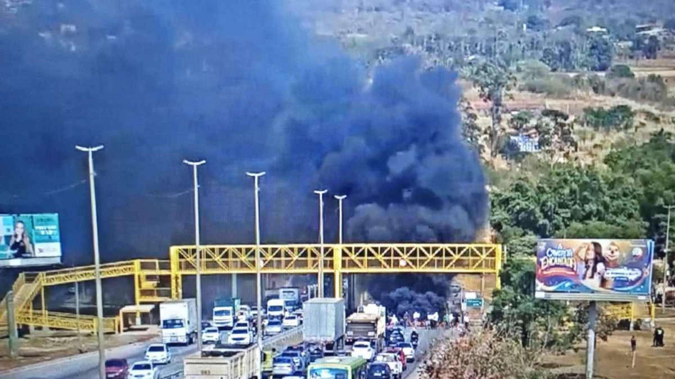 Manifestação fecha Pista Norte da Estrutural e gera grande engarrafamento