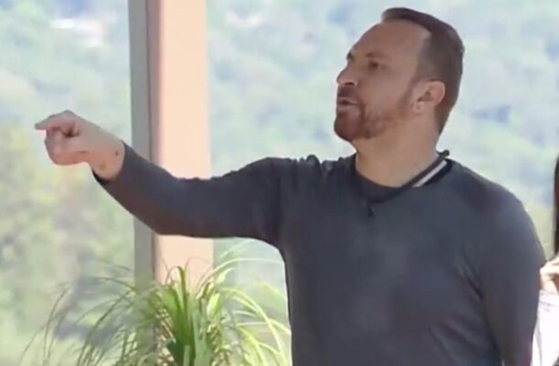 Depois que soube de xingamentos de Zé Love, Larissa Tomásia foi tirar satisfação com o ex-jogador - (crédito: Foto: Reprodução TV Record) Depois que soube de xingamentos de Zé Love, Larissa Tomásia foi tirar satisfação com o ex-jogador - (crédito: Foto: Reprodução TV Record)