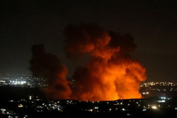  Smoke billows at the site of an Israeli airstrike on the outskirts of the southern Lebanese village of Zawtar on September 21, 2024. Israel's military said it was striking more Hezbollah targets in Lebanon on September 21 evening, after announcing it had hit thousands of rocket launchers and other targets earlier in the day. (Photo by Rabih DAHER / AFP)
       -  (crédito:  AFP)