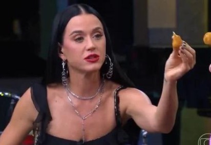 A cantora Katy Perry - famosa pelo talento musical, mas também pela beleza e pela forma física - não resistiu aos quitutes brasileiros e se debruçou, principalmente, num deles: coxinha de galinha. Foi durante entrevista à repórter Luiza Zveiter no programa de Ana Maria Braga.  -  (crédito: Reprodução TV Globo)