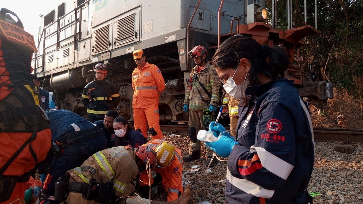 Bombeiros e Samu atendem a homem que teve perna amputada por trem em Mateus Leme -  (crédito: Sala de Imprensa/CBMMG)