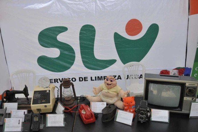 Uma espécie de museu de raridades traz objetos das ações anteriores