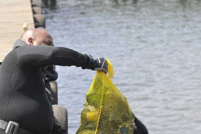 21/09/2024. Crédito: Minervino Júnior/CB/D.A Press. Brasil.  Brasilia - DF. Semana do Lago Limpo. Retirada de lixo do Lago Paranoá feita por mergulhadores no Deck Sul.