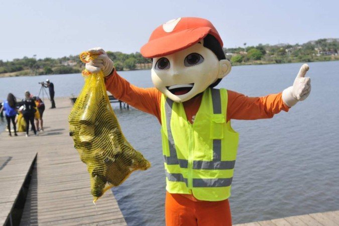  21/09/2024. Crédito: Minervino Júnior/CB/D.A Press. Brasil.  Brasilia - DF. Semana do Lago Limpo. Retirada de lixo do Lago Paranoá feita por mergulhadores no Deck Sul.