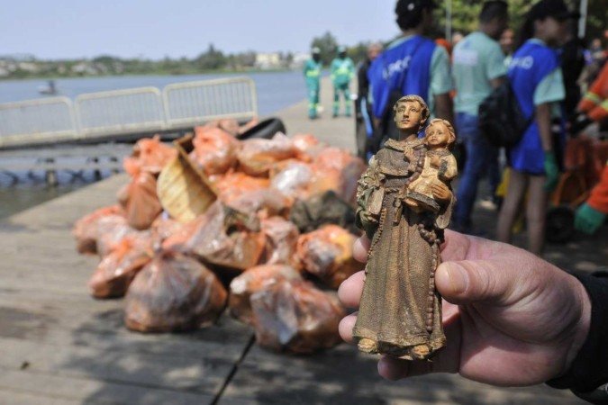  Entre os objetos retirados, havia uma imagem de Santo Antônio