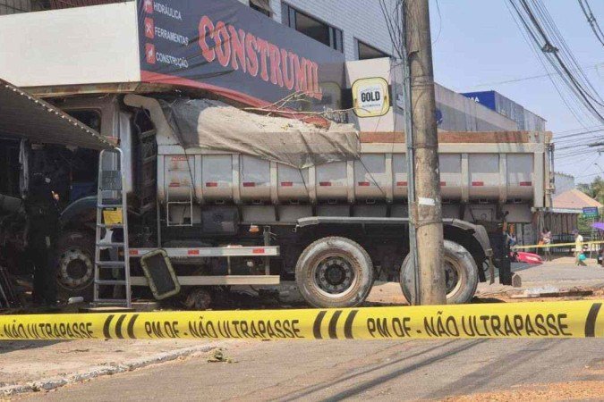 Acidente com caminhão em São Sebastião neste sábado (21/9) deixou rastro de destruição - (crédito: Minervino Júnior/CB/D.A. Press) Acidente com caminhão em São Sebastião neste sábado (21/9) deixou rastro de destruição - (crédito: Minervino Júnior/CB/D.A. Press)