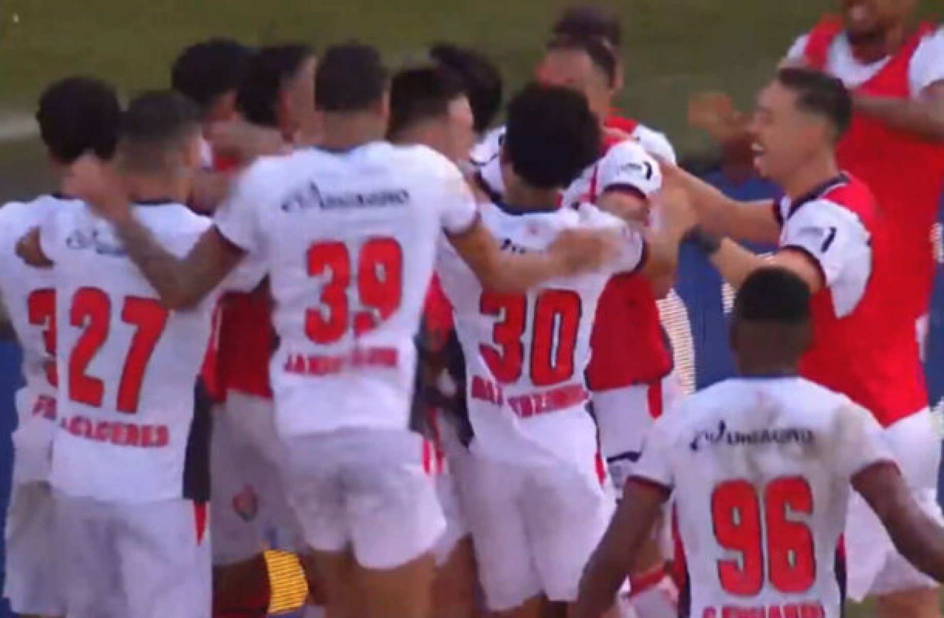 Gustavo Mosquito faz o gol do Vitória contra o Juventude pelo Brasileirão -  (crédito: Foto: Reprodução / Premiere)