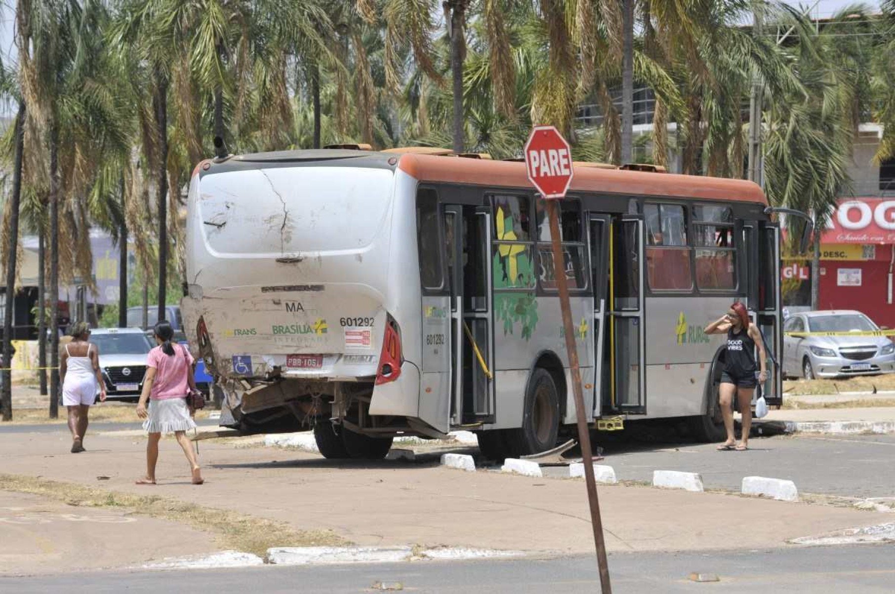 Um ônibus também foi atingido pelo caminhão desgovernado e alguns passageiros precisaram de atendimento do Corpo de Bombeiros