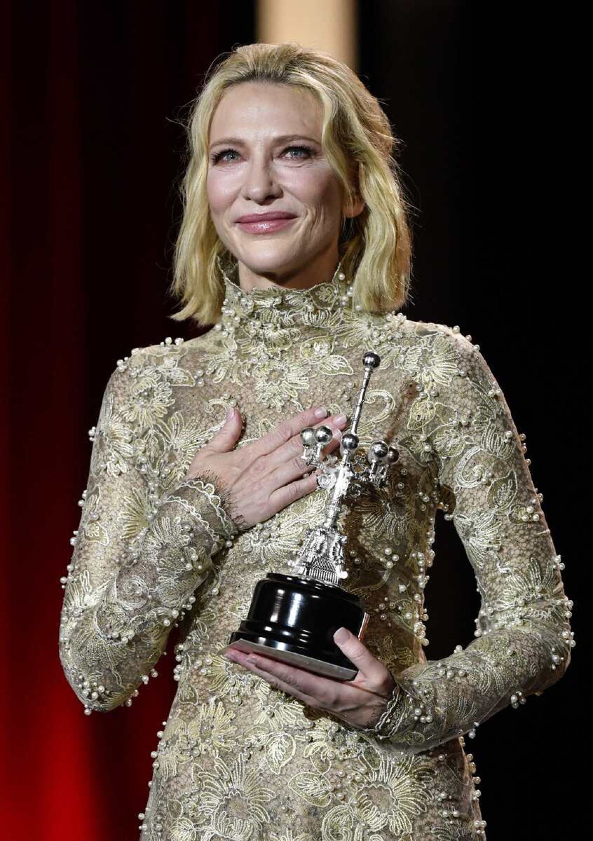 A atriz australiana Cate Blanchett reage ao receber o Donostia Lifetime Achievement Award em reconhecimento à sua distinta carreira cinematográfica, durante o 72º Festival Internacional de Cinema de San Sebastian, na cidade basca de San Sebastian, norte da Espanha, em 21 de setembro de 2024