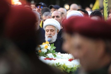 Naim Qassem, vice-secretário-geral do movimento xiita libanês Hezbollah, fala durante o cortejo fúnebre de Ibrahim Aqil, chefe da Força Radwan de elite do Hezbollah, nos subúrbios ao sul de Beirute em 22 de setembro de 2024 -  (crédito:  AFP)