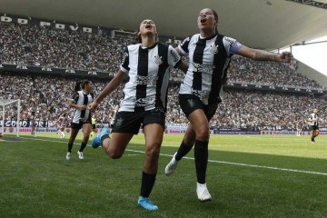  Corinthians forward Jaqueline Ribeiro (L) celebrates with teammate midfielder Victoria Albuquerque after scoring a goal during the women's Brazilian Championship 2024 final match between Corinthians and Sao Paulo at the Neo Quimica Arena in Sao Paulo, Brazil, on September 22, 2024. (Photo by Miguel SCHINCARIOL / AFP)
       -  (crédito:  AFP)