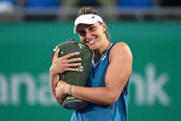 A brasileira Beatriz Haddad Maia comemora com o troféu -  (crédito: Jung Yeon-je / AFP)