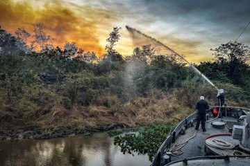 Integrantes da Marinha no cambate a foco de incêndio pela Operação Pantanal II -  (crédito: Flick/Marinha do Brasil)