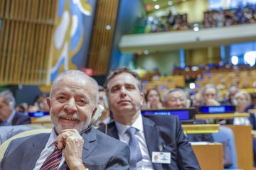 Presidente (com o senador Rodrigo Pacheco logo atrás) na abertura da Cúpula: críticas à falta de efetividade dos organismos multilaterais -  (crédito: Ricardo Stuckert/PR)