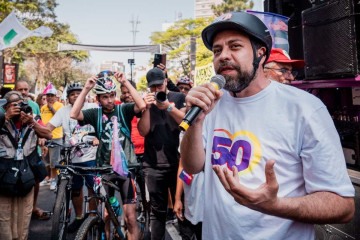 Guilherme Boulos candidato do Psol a prefeitura de São Paulo durante passeios de bicicleta no centro da capital  -  (crédito:  Leandro Paiva/Fotos públicas)