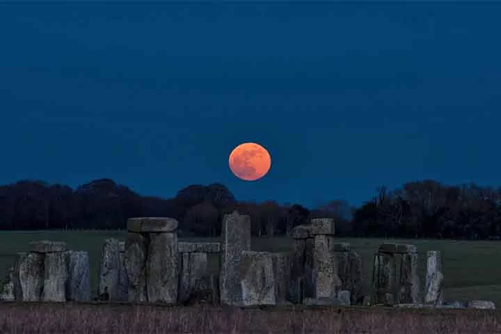 Ao longo dos séculos, muitos indivíduos se reúnem em frente ao Stonehenge, um imponente monumento pré-histórico que domina a planície de Salisbury, no sudoeste da Inglaterra. Pesquisadores tentam descobrir se a construção tem relação com um evento lunar raro. -  (crédito:  - Andre Pattenden/English Heritage)