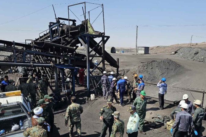 Uma foto fornecida pelo Crescente Vermelho Iraniano (RCS) mostra forças de segurança reunidas no local de uma explosão em uma mina de carvão em Tabas, na província de Khorasan, no Irã, em 22 de setembro de 2024 -  (crédito: Iranian Red Crescent / AFP)