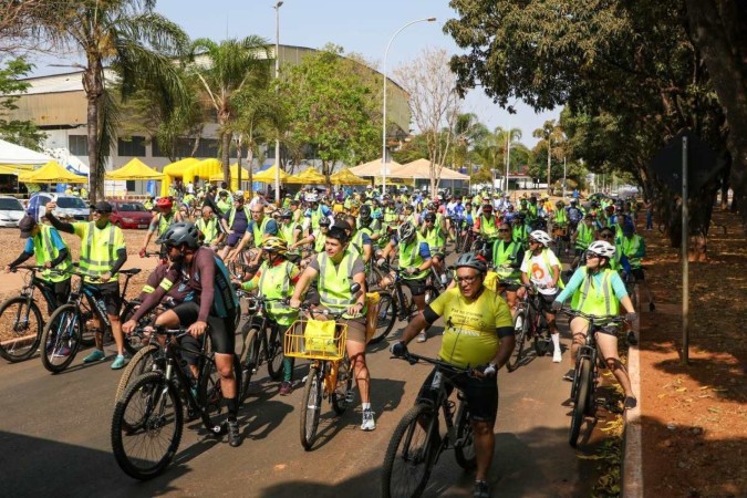 Em comemoração ao Dia Mundial sem Carro, celebrado neste domingo (22), o Departamento de Trânsito do Distrito Federal (Detran-DF) promoveu a 17ª etapa do Circuito de Passeio de Bike nas RAs. -  (crédito: Matheus H. Souza/ Agência Brasília)