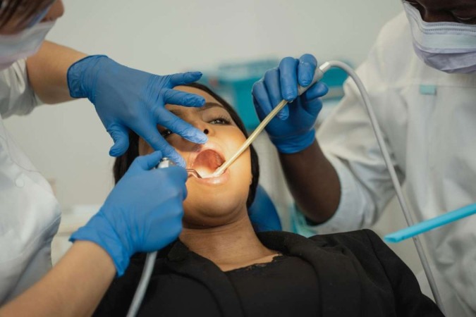 A visita de rotina ao dentista pode ajudar a prevenir doenças cardiovasculares -  (crédito: PEXELS/Divulgação)