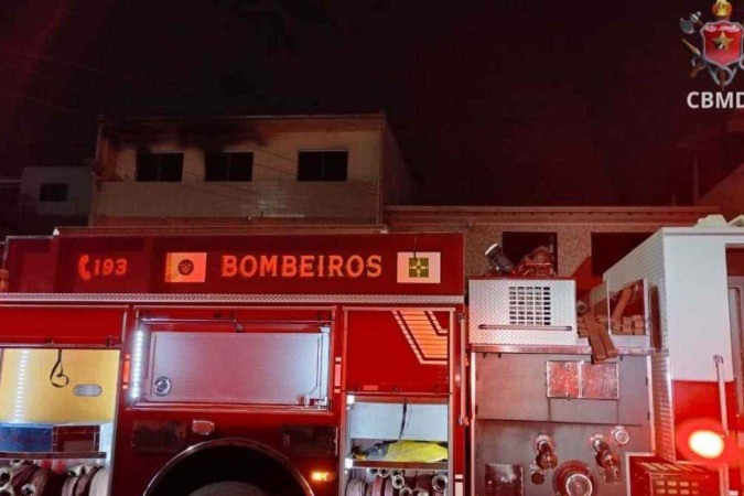 No Riacho Fundo I, as chamas tomaram conta de dois cômodos de um apartamento -  (crédito: Divulgação/CBMDF)