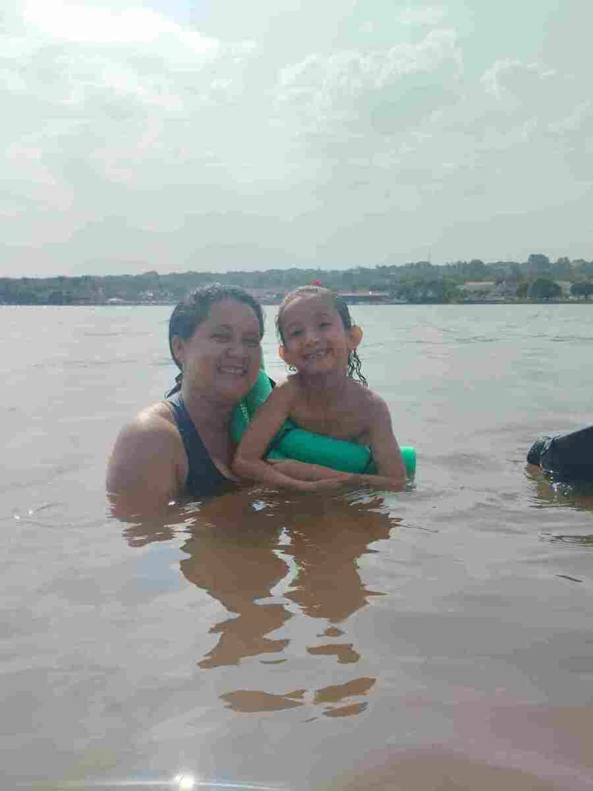 Andréia Rêgo curtiu a água com a sobrinha Cecília, de 7 anos