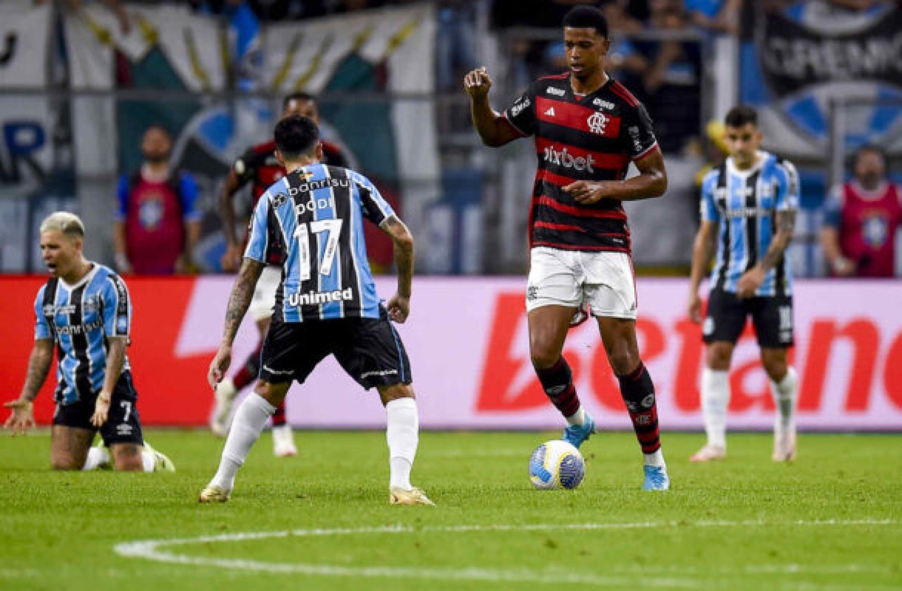 Carlinhos em ação pelo Flamengo contra o Grêmio, pelo Brasileirão -  (crédito: Foto: Marcelo Cortes/CRF)