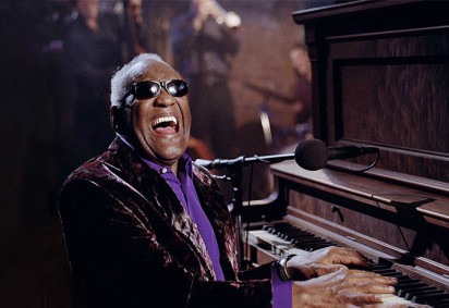 No dia 23/9/1930,  Ray Charles nasceu em Albany  na Geórgia. Ele perdeu a visão aos seis anos devido a um glaucoma, mas, ainda assim, desenvolveu seu talento musical em diversos instrumentos.  -  (crédito:  Reprodução do Instagram @official.raycharles)