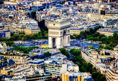 Paris é a capital da França e uma das cidades mais famosas do mundo. Muitos turistas sonham em conhecer o local, que é repleto de pontos turísticos. Confira alguns dos mais renomados e interessantes:  -  (crédito:  Imagem de Matthias por Pixabay)