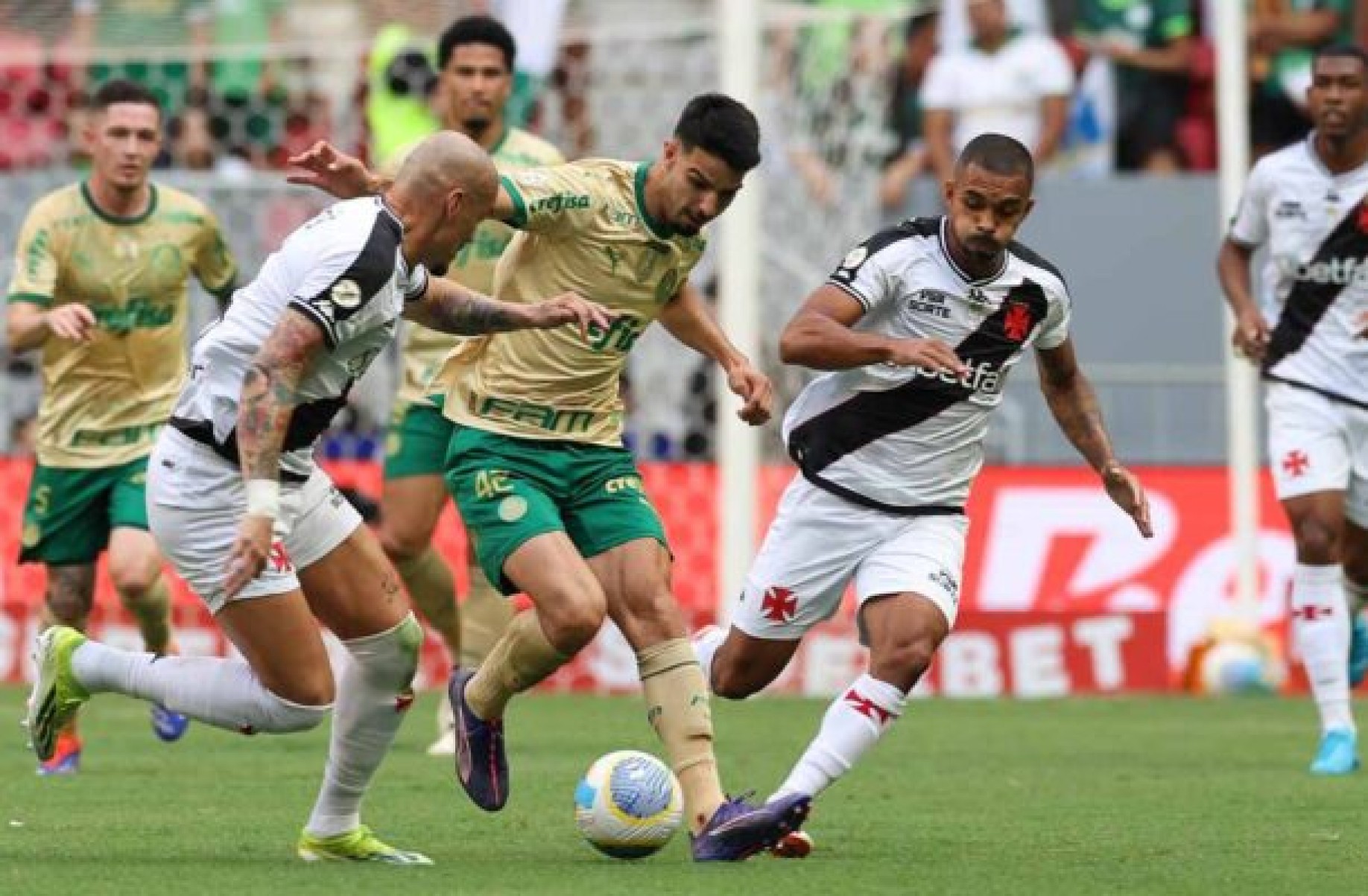  O jogador Flaco L..pez, da SE Palmeiras, disputa bola com o jogador do CR Vasco da Gama, durante partida v..lida pela vig..sima s..tima rodada, do Campeonato Brasileiro, S..rie A, na Arena BRB Man.. Garrincha. (Foto: Cesar Greco/Palmeiras/by Canon)
     -  (crédito:  CESAR GRECO)