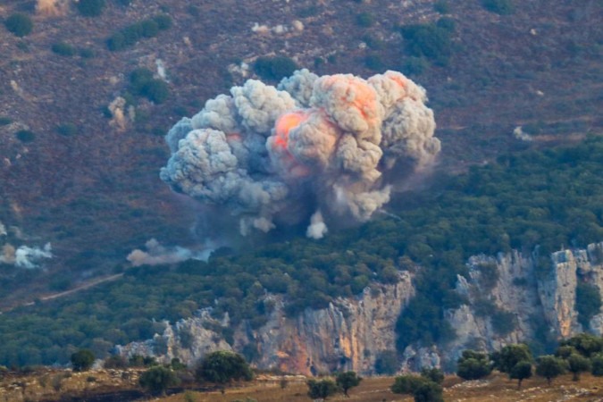 Ataque aéreo israelense na região de Marjayoun, perto da fronteira entre o Líbano e Israel: o exército aconselhou os residentes a deixarem a área   