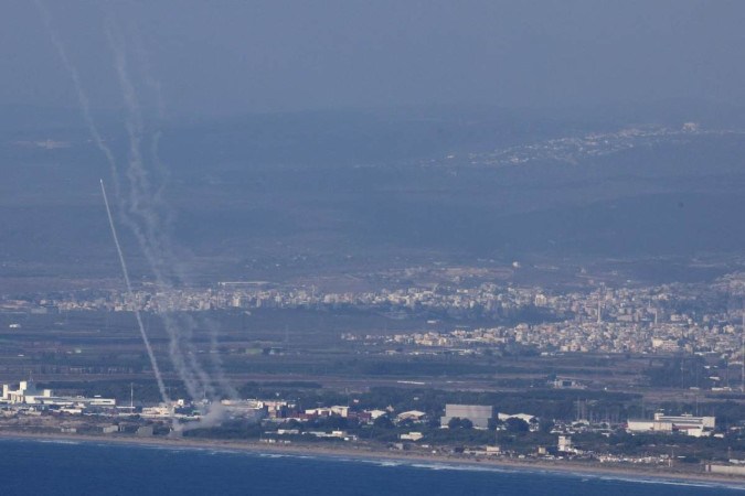 Sistema de defesa aérea Iron Dome dispara míssil para destruir foguete do Hezbollah, perto de Haifa, no norte de Israel 