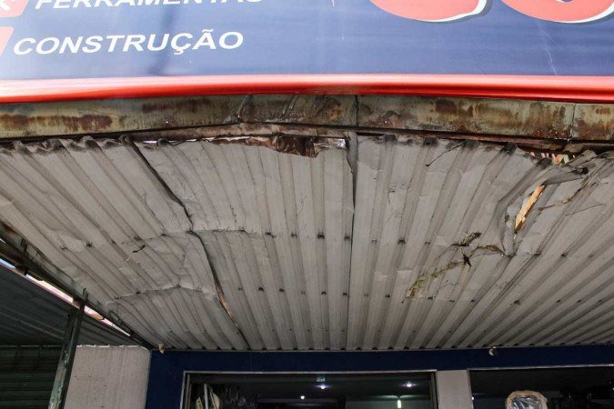 Acidente na avenida principal de São Sebastião deixa rastro de destruição