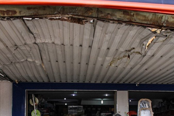 Acidente na avenida principal de São Sebastião deixa rastro de destruição