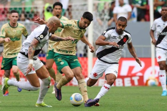  O jogador Flaco L..pez, da SE Palmeiras, disputa bola com o jogador do CR Vasco da Gama, durante partida v..lida pela vig..sima s..tima rodada, do Campeonato Brasileiro, S..rie A, na Arena BRB Man.. Garrincha. (Foto: Cesar Greco/Palmeiras/by Canon)
     -  (crédito:  CESAR GRECO)