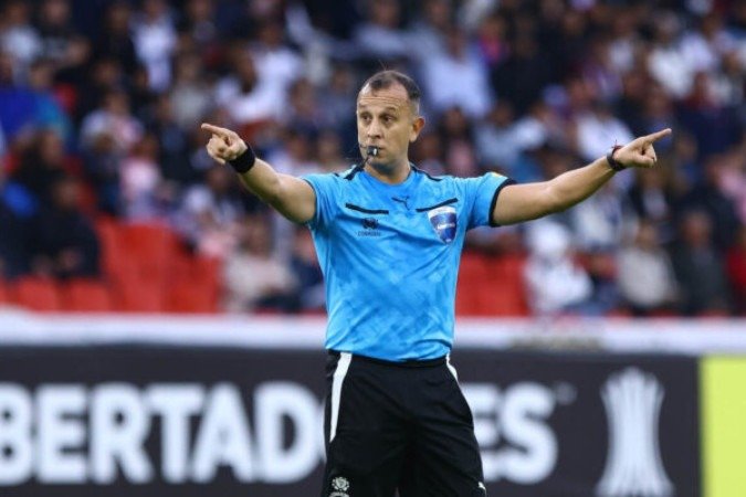 QUITO, ECUADOR - MAY 28: Referee Dario Herrera reacts during a Copa CONMEBOL Libertadores Group D match between LDU Quito and Universitario Deportes at Rodrigo Paz Delgado Stadium on May 28, 2024 in Quito, Ecuador. (Photo by Franklin Jacome/Getty Images)
- (crédito: Getty Images) QUITO, ECUADOR - MAY 28: Referee Dario Herrera reacts during a Copa CONMEBOL Libertadores Group D match between LDU Quito and Universitario Deportes at Rodrigo Paz Delgado Stadium on May 28, 2024 in Quito, Ecuador. (Photo by Franklin Jacome/Getty Images)
- (crédito: Getty Images)