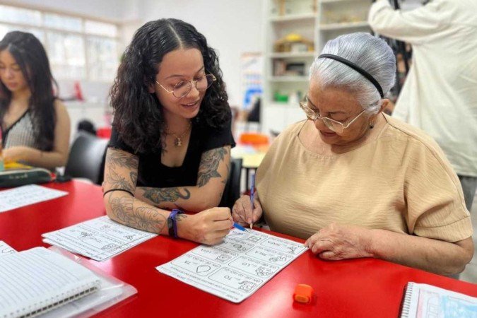 Com os filhos crescidos, Maria das Graças, 73, também vê nas aulas uma oportunidade de preencher o tempo vago