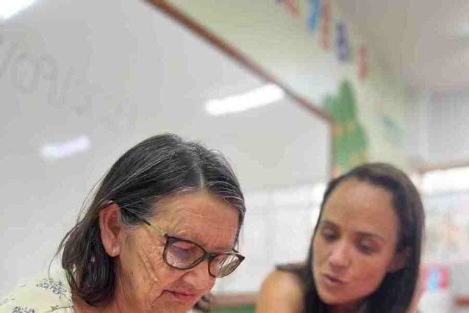Alzeni de Oliveira, 77 anos, não teve acesso aos estudos na época escolar e, agora, participa do projeto