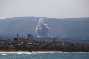 Coluna de fumaça se ergue após bombardeio israelense à área de el-Hosh, perto da cidade de Tiro (sul do Líbano) -  (crédito: Hassan Fneich/AFP)