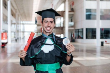 Caio Bonfim exibe as conquistas da vida profissional e pessoa: medalha de prata olímpica e o canudo com o diploma de educador físico -  (crédito: Mariana Raphael/MEsp)