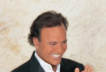 O cantor espanhol Julio Iglesias completou 81 anos no dia 23 de setembro. Artista premiado, já vendeu mais de 200 milhões de discos e apresentou-se em mais de 500 cidades pelo mundo. Estima-se que sua fortuna ultrapasse os US$ 5 bilhões (R$ 27,6 bi).  -  (crédito: Alejandro Vilar/Wikimedia Commons)