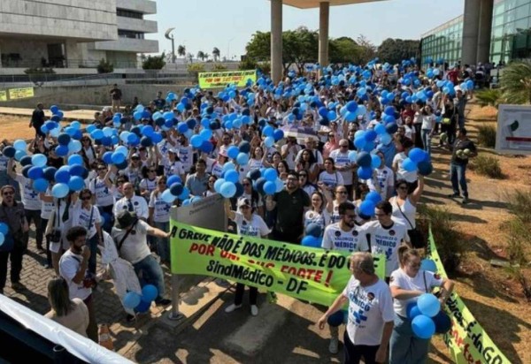 Os médicos da saúde pública do DF pedem realização de concurso para preencher postos de trabalho vagos. -  (crédito: Reprodução/Instagram @sindicatodosmedicosdodf)