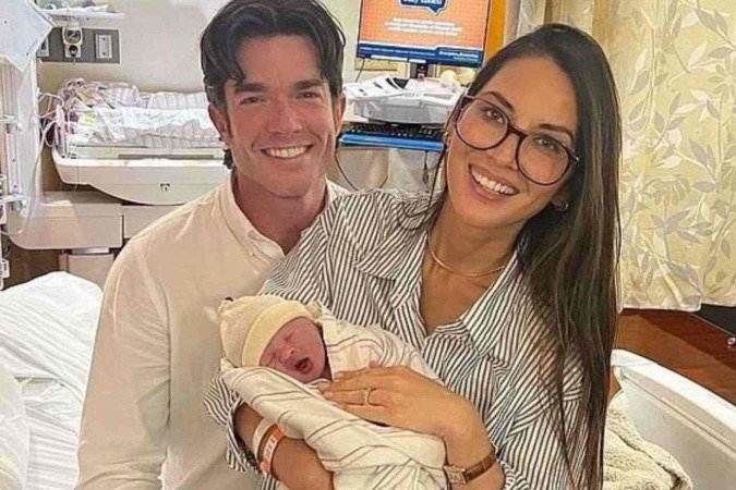 Olivia Munn e John Mulaney dão boas-vindas a Mei - (crédito: Reprodução / Instagram) Olivia Munn e John Mulaney dão boas-vindas a Mei - (crédito: Reprodução / Instagram)
