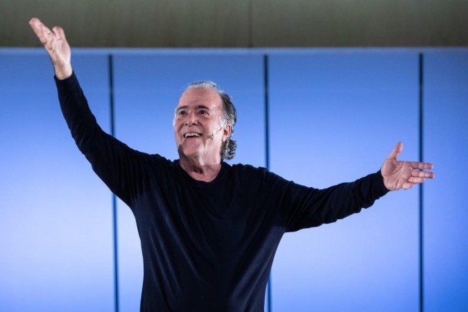 Tony Ramos e Denise Fraga revezam entre o improviso e um jogo de atuação que traz para o palco a importância da escuta nas relações